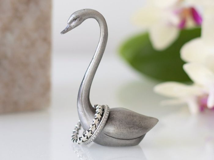 Metal Swan Ring Holder