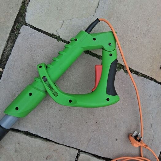 Electric hedge trimmer /pruner