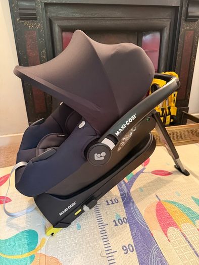 Maxi-Cosi CabrioFix Car Seat + ISOFIX Base Set
