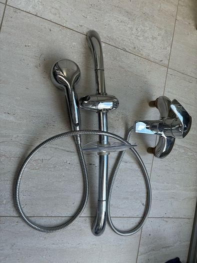 Grohe bath / shower mixer comes with 2m hose, shower head and wall mount