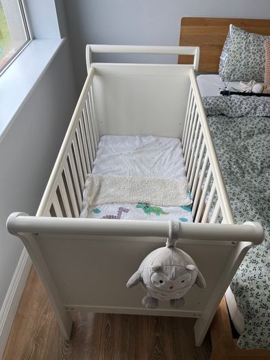 Beautiful Mamas Papas Cot Bed with Mattress in Excellent Condition