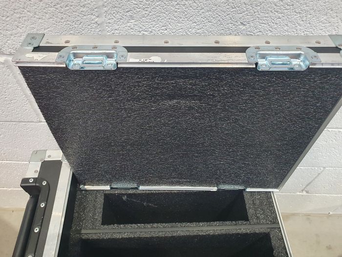 Flight case on wheels  with  Retractable handle