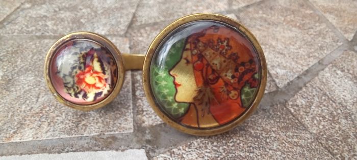 Vintage jewelry is sold individually for 5 to 10 euros