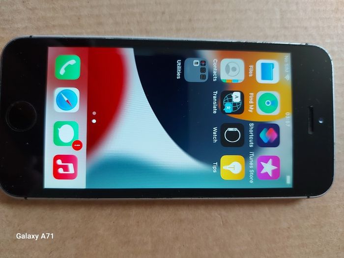 Apple Iphone SE, Space Grey, 32GB, with Battery Pack Case for Great protection, excellent condition