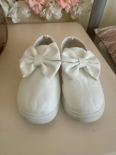 Girls trainers