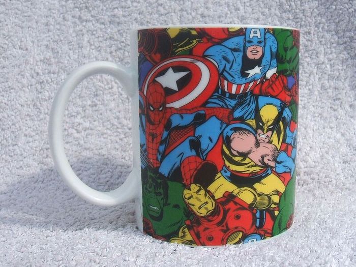 MARVEL SUPERHEROES mug (Marvel comics) - a nicely made mug depicting Captain America, Iron Man, Wolverine, Hulk and Spiderman