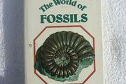 THE WORLD OF FOSSILS (Vittorio de Zanche &amp; Paolo Mietto) - a Sampson Low Guides hardback book (1979)