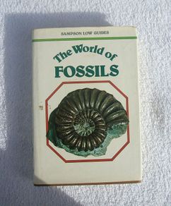 THE WORLD OF FOSSILS (Vittorio de Zanche & Paolo Mietto) - a Sampson Low Guides hardback book (1979)