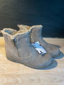 BNWT Girls warm winter shoes boots size 12/31