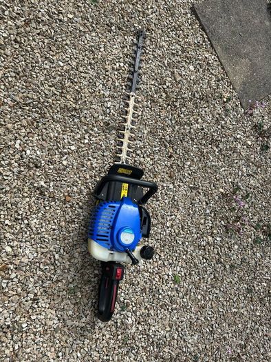 Hyundai HYT2622 hedge trimmer 2 stroke light use