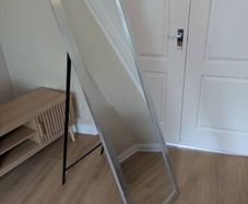 Freestanding mirror