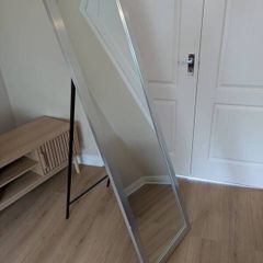 Freestanding mirror