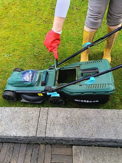 Cordless lawnmower