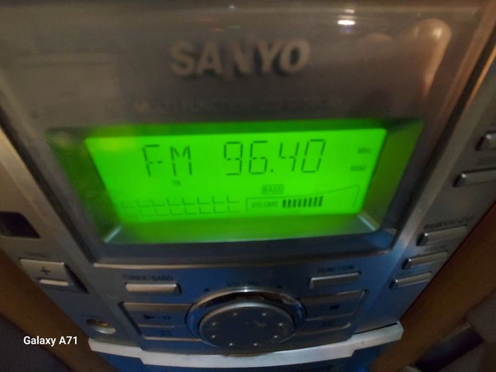Sanyo Mini HiFi System, Radio, CD and Tape Cassette, Model DC-DA100, with 2 Sanyo Speakers, and Remote Control