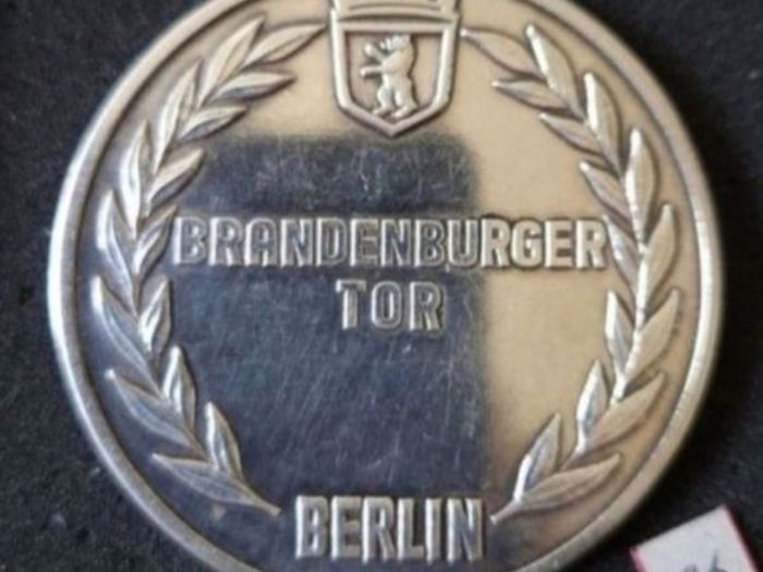East german commerative table medal , the berlin brandenburger tor.,,,(136)