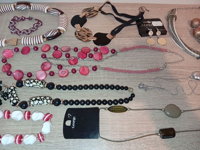 Collection of costume Jewellery bracelets necklace all sorts no broken pieces various brands