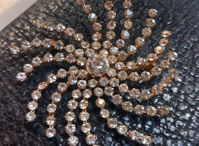 V large brooch, star burst design, D18 post 4e
