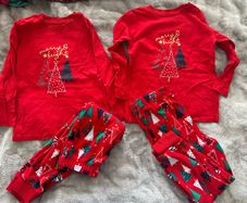 Set of matching Christmas pyjamas, sizes 3-4 and 4-5
