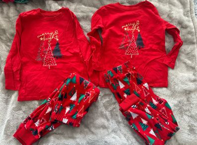 Set of matching Christmas pyjamas, sizes 3-4 and 4-5