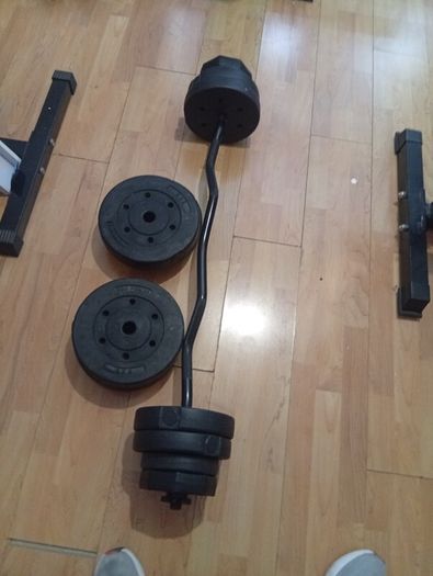 Curl bar with 35kg weight plates