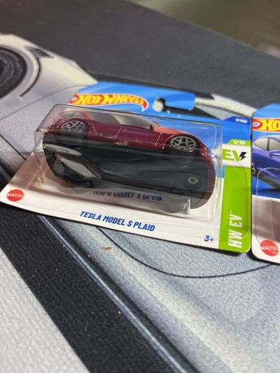Hot wheels Tesla Model S Plaid two different cars