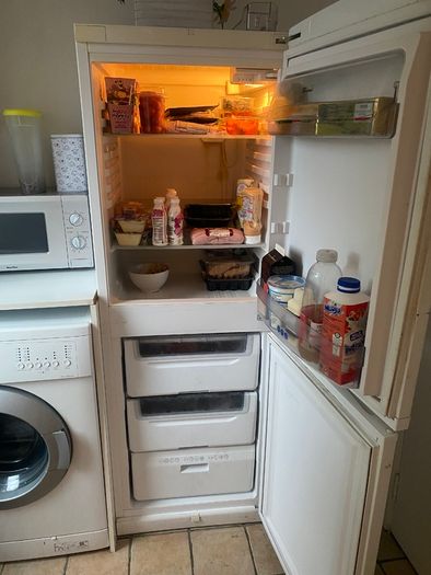 Freestanding fridge-freezer
