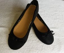 New - Size - 13 - 32 - A Beautiful Pair of Black Shoes with Bows - Cost 10 Euro