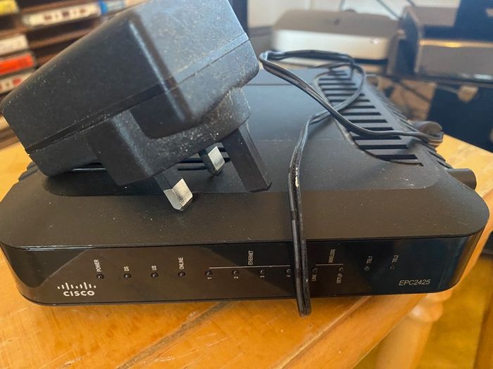Cisco EPC2425 DOCSIS 4-Port Gigabit Wireless N Router Modem