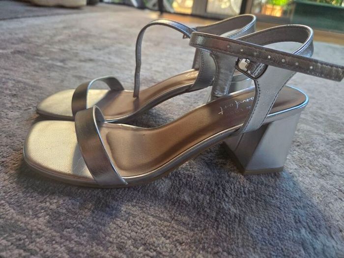 Lady's shoes size 6