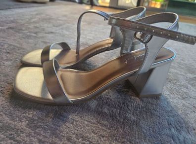 Lady's shoes size 6