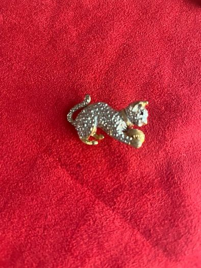 cat brooch