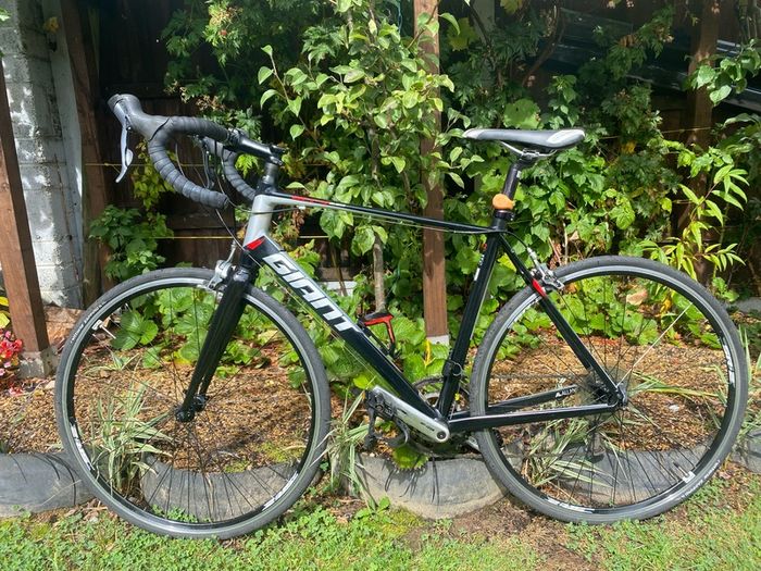 Like new Giant Defy 5 ML 700x25c wheels 2x8=16 speed 21 inch frame very good condition