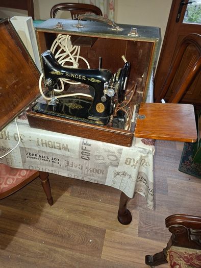 Antique Working Singer Sewing Machines from the late 19th to early 20th century,