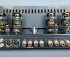 Stereo valve amplifier