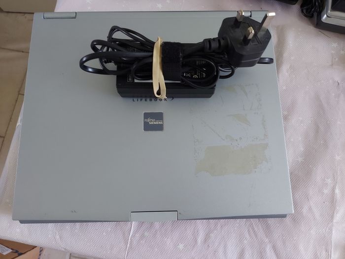 Rare Vintage Fujitsu Siemens Lifebook, E Series, FPC07048B Part number CP127259, Running Windows 2000 Professional, uses 3.5 floppy disk, 20GB HDD, amd all the connecting Ports from 30 years ago Era