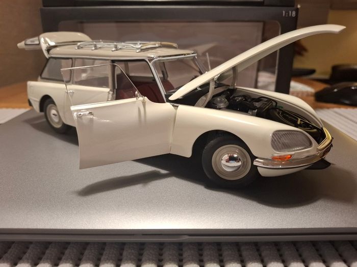 Citroen DS 21 Break 1970 White/Grey - Norev - 1:18 - New in Box