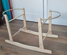 Moses basket rocking stand