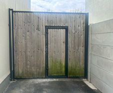Side Gate