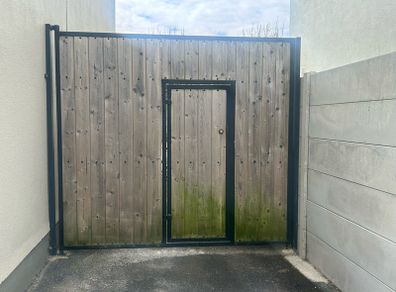 Side Gate