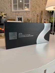 ALMOST NEW GHD Glide Smoothing Hot Brush