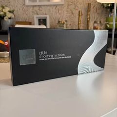 ALMOST NEW GHD Glide Smoothing Hot Brush