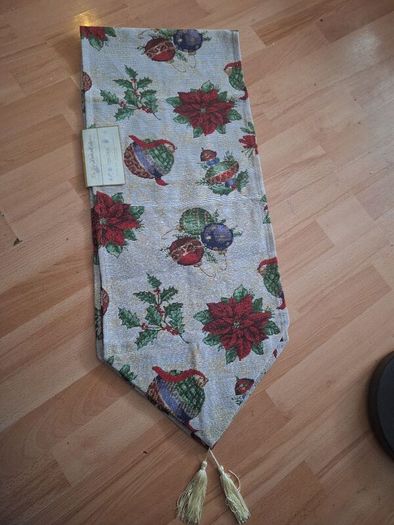 Table Runner/Exquitely Designed Festive Tablewear