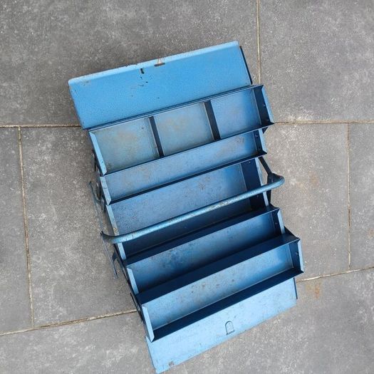 Vintage toolbox. Heavy pressed steel box. Cantilevered.