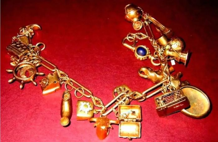 Gold Charm Bracelet/Dutch Diamonds/Vale Charms