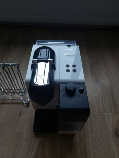 coffee machine and pod holder