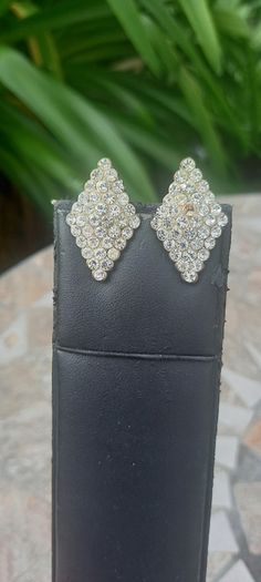 Vintage jewelry is sold individually for 5 to 10 euros