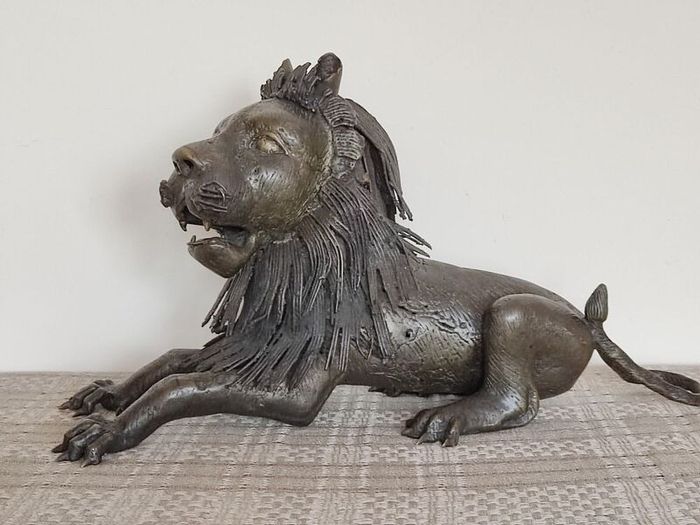 Large sculpture of bronze Lion.Weight: 7.450 kg