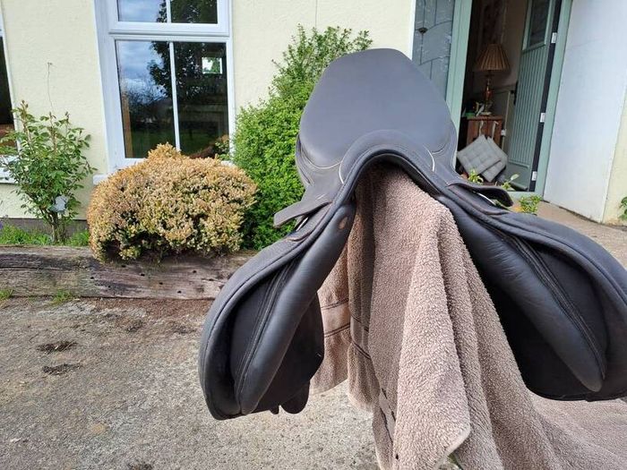 17.5" John Whitaker close contact jump saddle