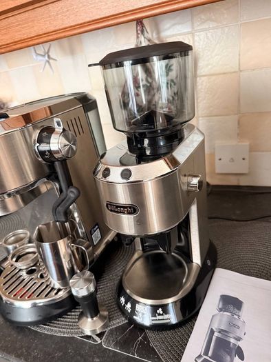 DeLonghi Dedica  Maestro Plus EC950.M Espresso  Machine & Dedica Coffee Grinder Set
