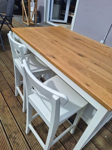 White kitchen island unit with 2 white high chair